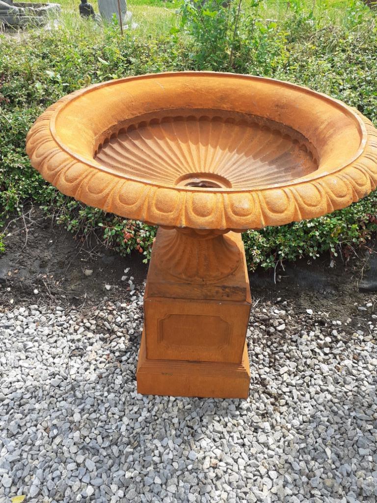 SUPERBE GRANDE VASQUE EN FONTE SUR SOCLE, Enlèvement, Comme neuf