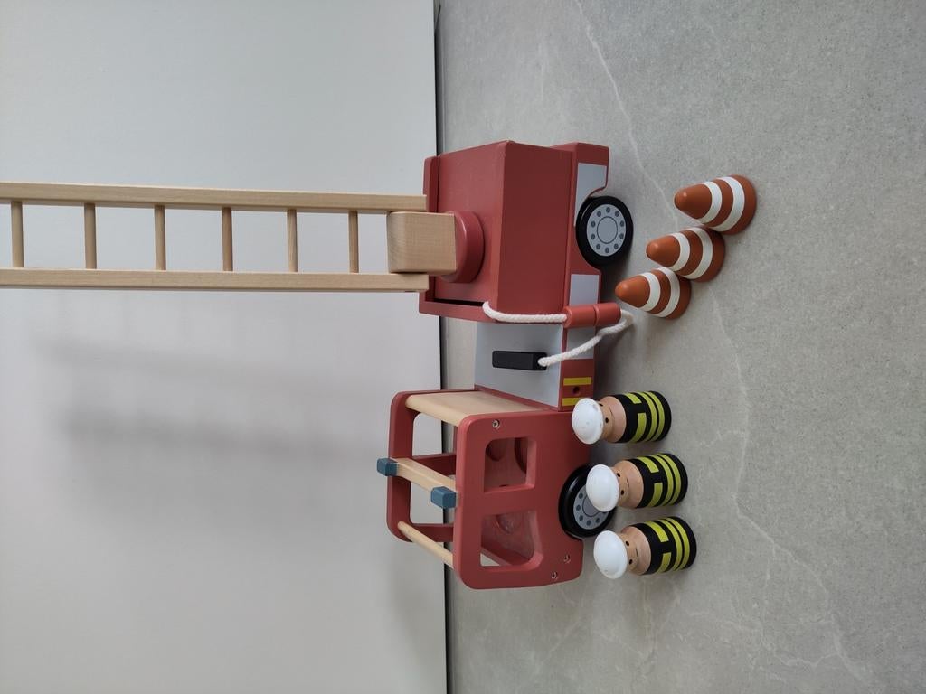 Brandweerwagen Kid's Concept, Ophalen, Zo goed als nieuw, Rij- of Hobbelspeelgoed