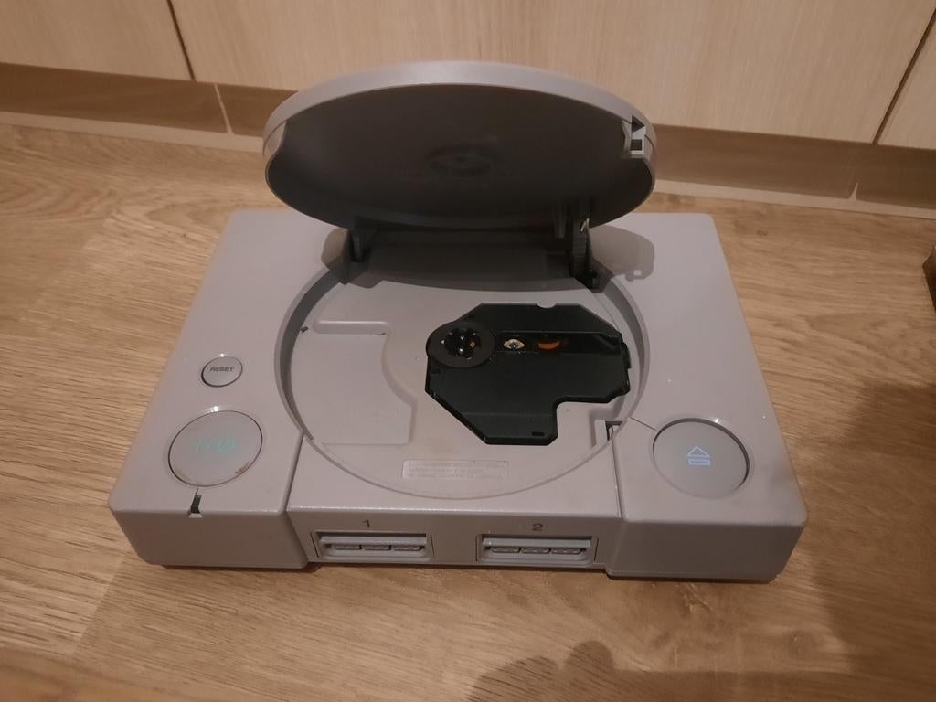 2 consoles Sony PlayStation 1 (PS1), sans câbles, Enlèvement ou Envoi, Comme neuf, Sans contrôleur