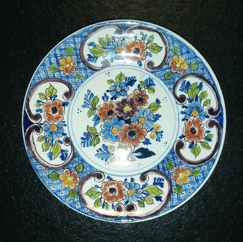 Oud Delft - Nijmeegs aardewerk polychrome sierbordje., Antiek en Kunst, Ophalen of Verzenden