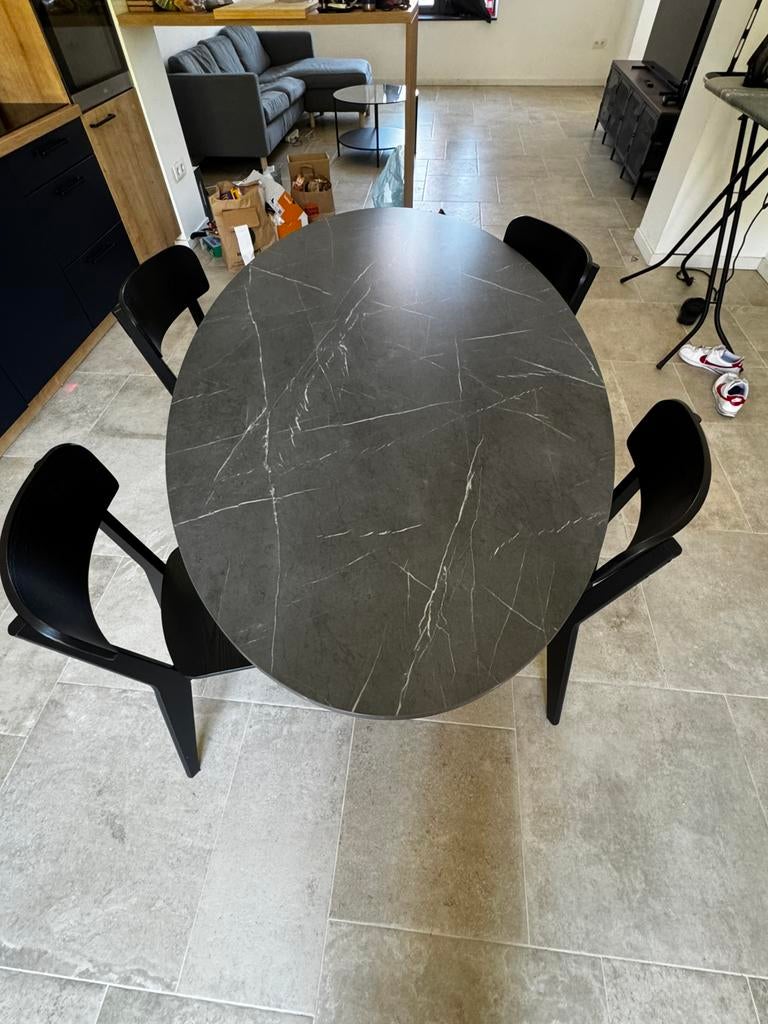 Table ovale effet marbre + 4 chaises noires, Maison & Meubles, Tables | Tables à manger, Comme neuf, Ovale, Enlèvement