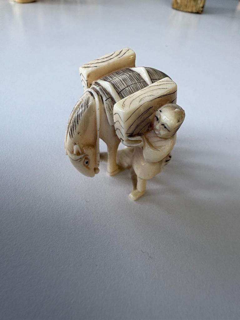 Netsuke paard met lading, Ophalen of Verzenden