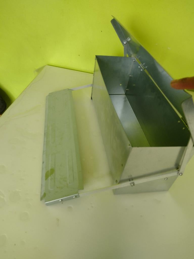 Mangeoire à poulets, Enlèvement