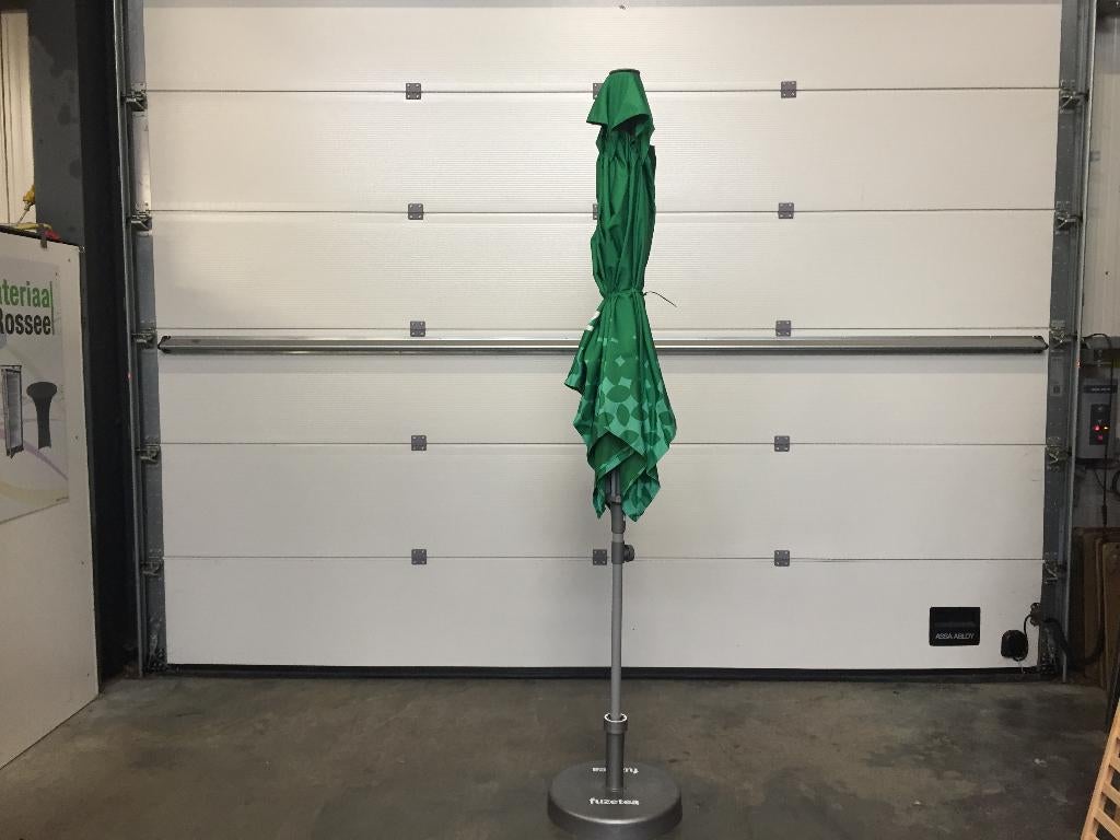 (86) Parasol fuze tea met parasolvoet, Ophalen, Zo goed als nieuw