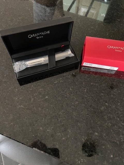 Vulpen met gouden punt Caran d'Ache, Collections, Neuf, Autres marques, Avec boîte, Stylo