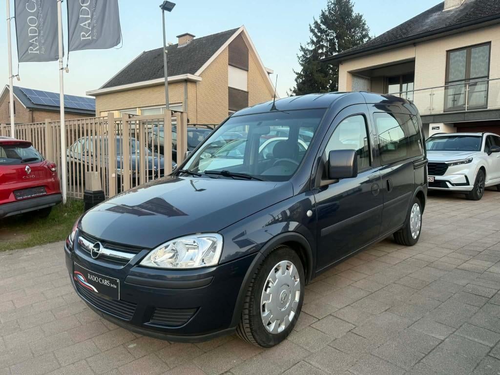 Opel combo benzine van 2006... 92000 km, Monovolume, Elektrische ramen, Euro 4, Zilver of Grijs