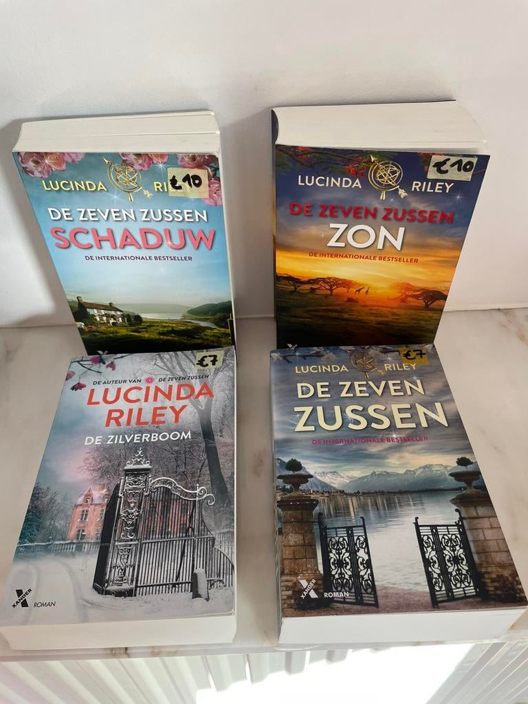 Lucinda Riley boeken de zeven zussen, schaduw, , zon ea, Boeken, Romans, Ophalen of Verzenden, Gelezen