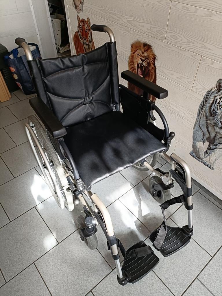 Chaise roulante pliable VERMEIREN V300 47cm assise état neuf, Enlèvement