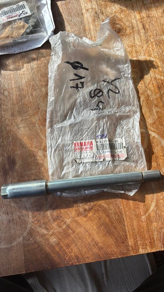 4DA-25181-00 Axe de roue avant YZ250, Enlèvement ou Envoi, Neuf