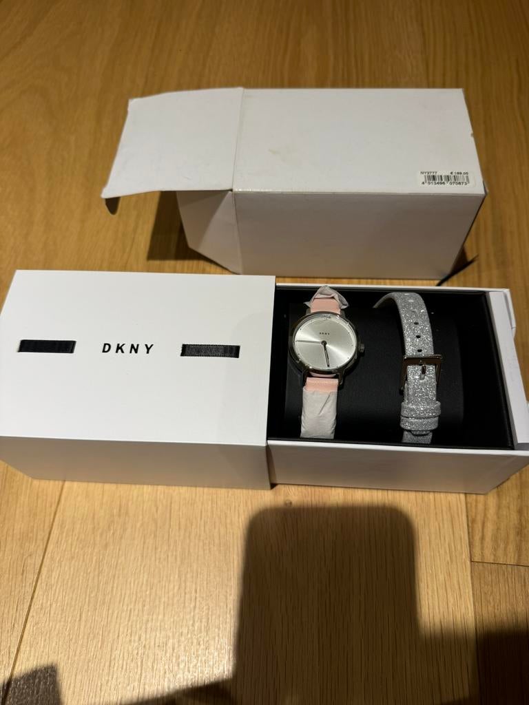 Nieuw DKNY horloge met dubbele armband, Handtassen en Accessoires, Horloges | Dames, Ophalen, Nieuw, DKNY