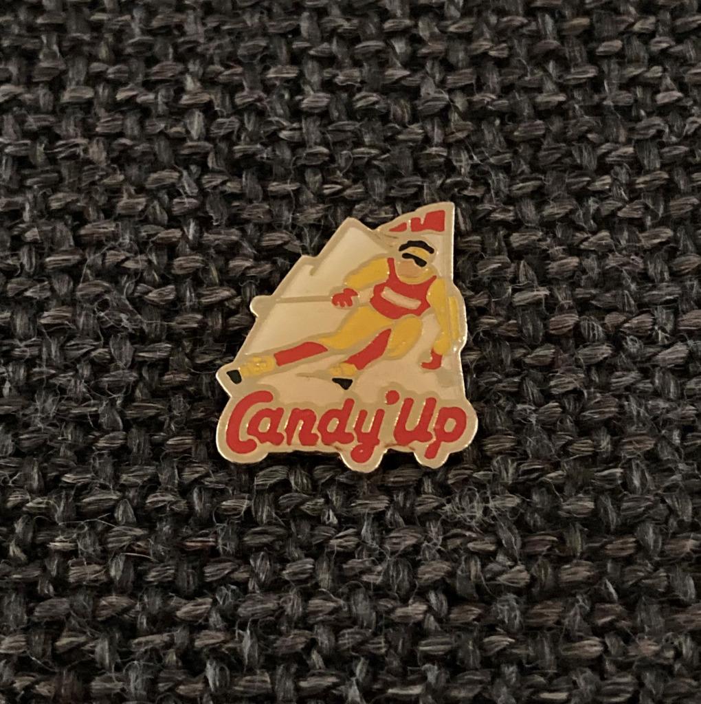 PIN - CANDY'UP - CHOCOLADEMELK - ALPINE SKI, Verzenden, Gebruikt, Merk, Speldje of Pin