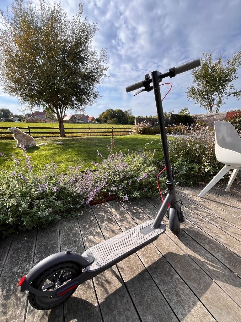 E-step in nieuwstaat - weinig gebruikt + gratis helm, Fietsen en Brommers, Steps, Ophalen, Zo goed als nieuw, Elektrische step (E-scooter)
