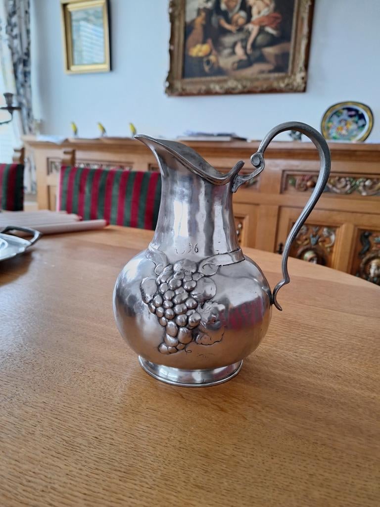 Cruche en etain, Enlèvement