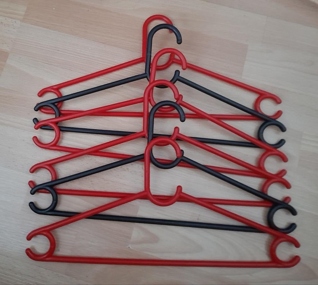Lot de cintres noirs et rouges, Vêtements | Femmes, Cintres, Enlèvement, Comme neuf, Plastique