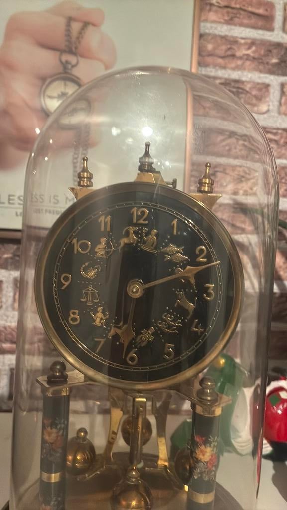 Antiek klokje onder stolp, Enlèvement