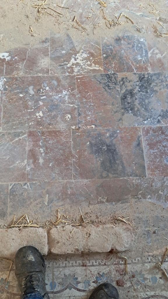 Carrelage en pierre rouge, Rouge