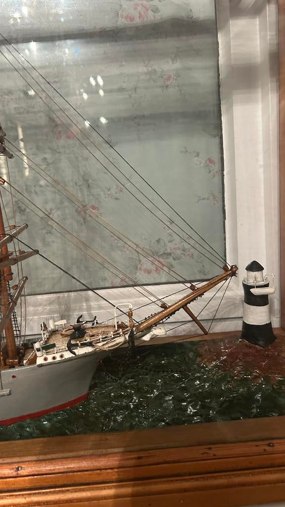 Bateau Mercator dans un étui en verre avec bois, Enlèvement, Comme neuf, Bois