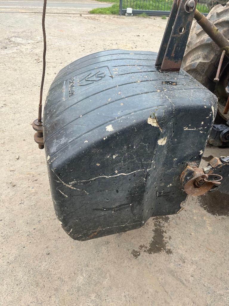 Masse New Holland 900 kg, Enlèvement, New Holland