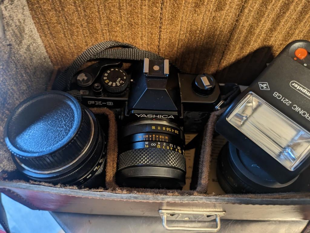Yashica FX-3 camera met een tas, flitser en drie lenzen., Audio, Tv en Foto, Fotocamera's Analoog, Ophalen of Verzenden