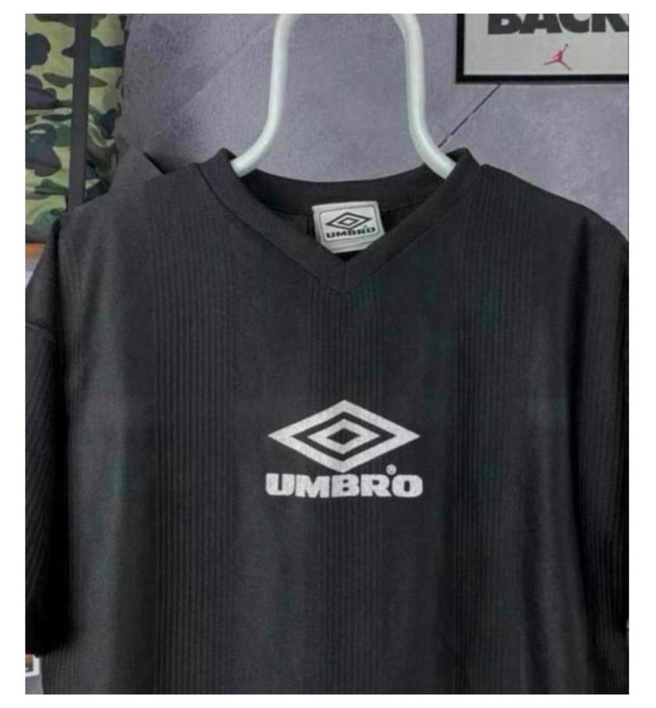T-shirt vintage à grand logo Umbro VTG - Noir S-M hommes, Vêtements | Hommes, T-shirts, Comme neuf, Taille 46 (S) ou plus petite