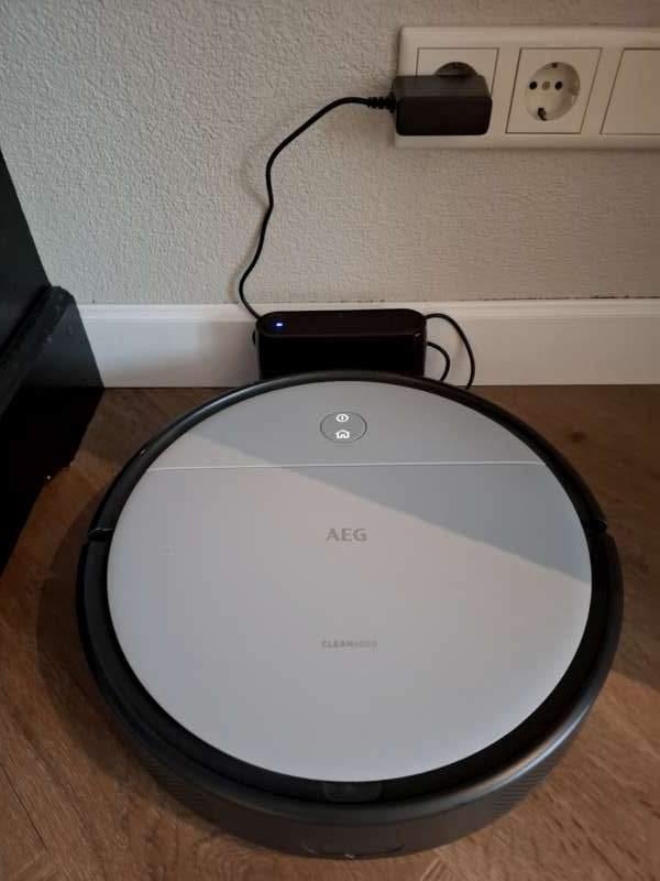 Robotstofzuiger AEG Clean 6000, Ophalen of Verzenden, Zo goed als nieuw, Robotstofzuiger, 2000 watt of meer