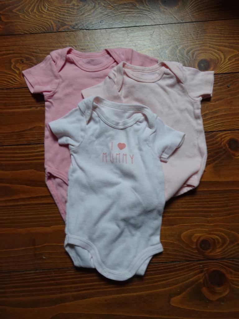 3 barboteuses à manches courtes (Kiabi) Taille 56-62, Enfants & Bébés, Kiabi, Enlèvement ou Envoi, Costume, Utilisé