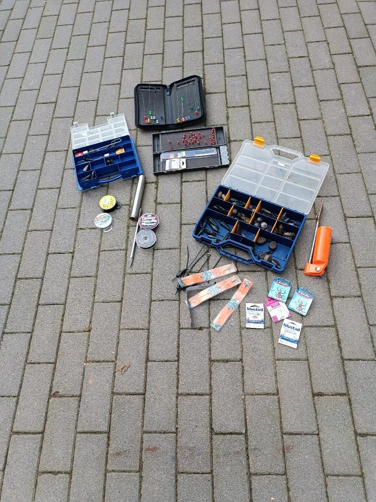 TE KOOP ; klein materiaal visbenodigdheden, Watersport en Boten, Hengelsport | Algemeen, Ophalen, Zo goed als nieuw