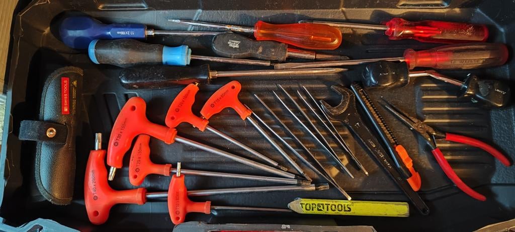 Petit coffre avec plusieurs outils., Bricolage & Construction, Enlèvement, Utilisé