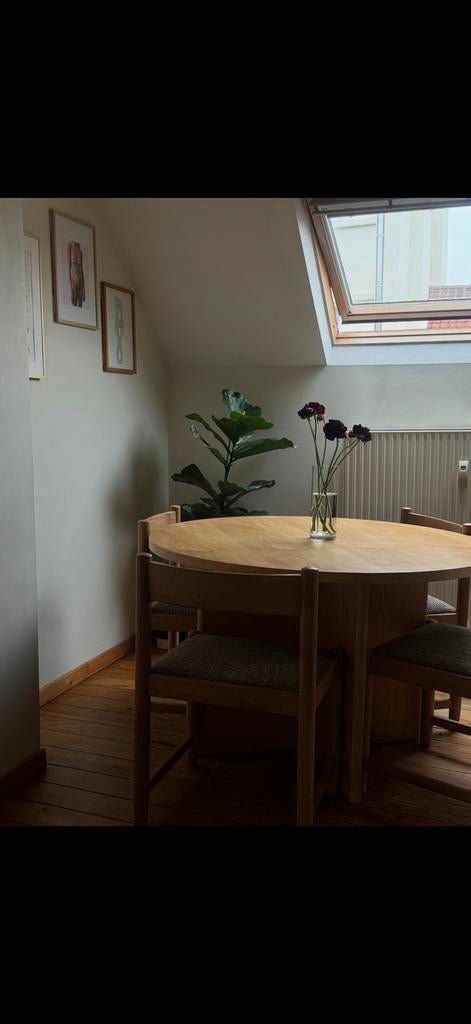 Ronde massief houten tafel + 4 stoelen, Ophalen, Eikenhout, Rond, Zo goed als nieuw