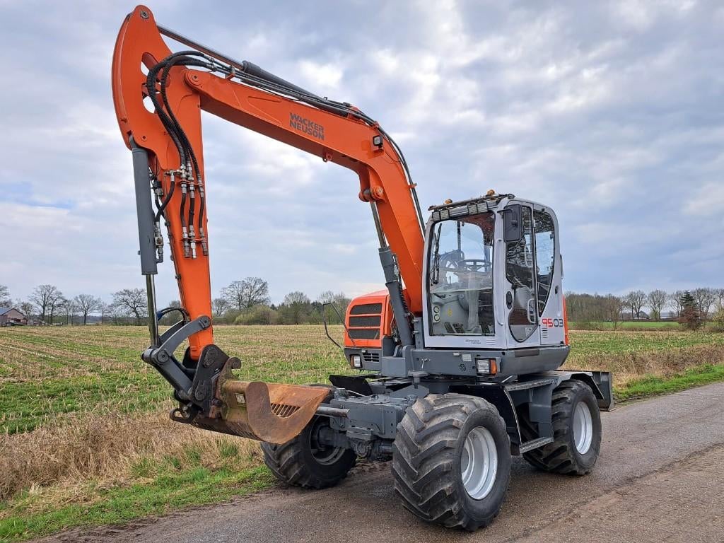 Neuson 9503 - Mobiele graafmachine, Articles professionnels, Machines & Construction | Autre, Enlèvement