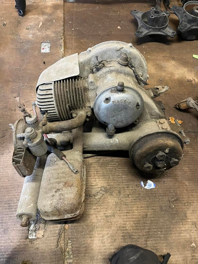 Vespa faro basso motorblok en tank