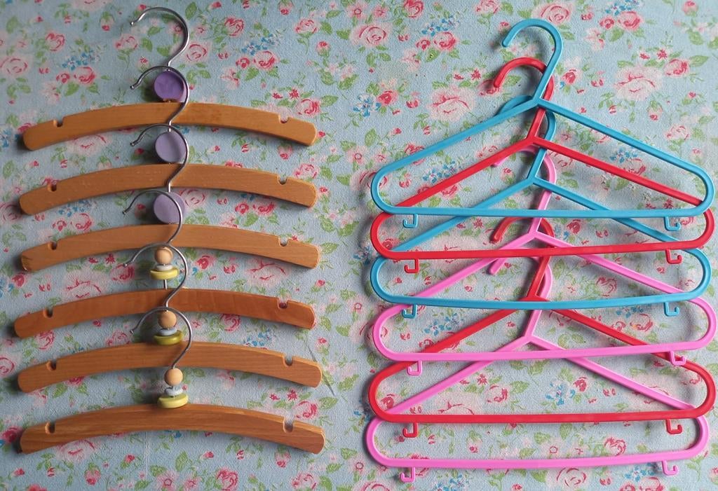 Zes houten en zes plastic kleerhangers, Ophalen of Verzenden, Zo goed als nieuw, Kapstokje