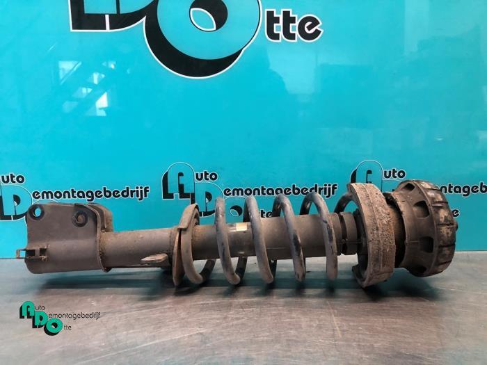 Barre amortisseur avant gauche d'un Renault Trafic (Trafic 0, Autos : Pièces & Accessoires, Suspension & Châssis, Renault, Utilisé