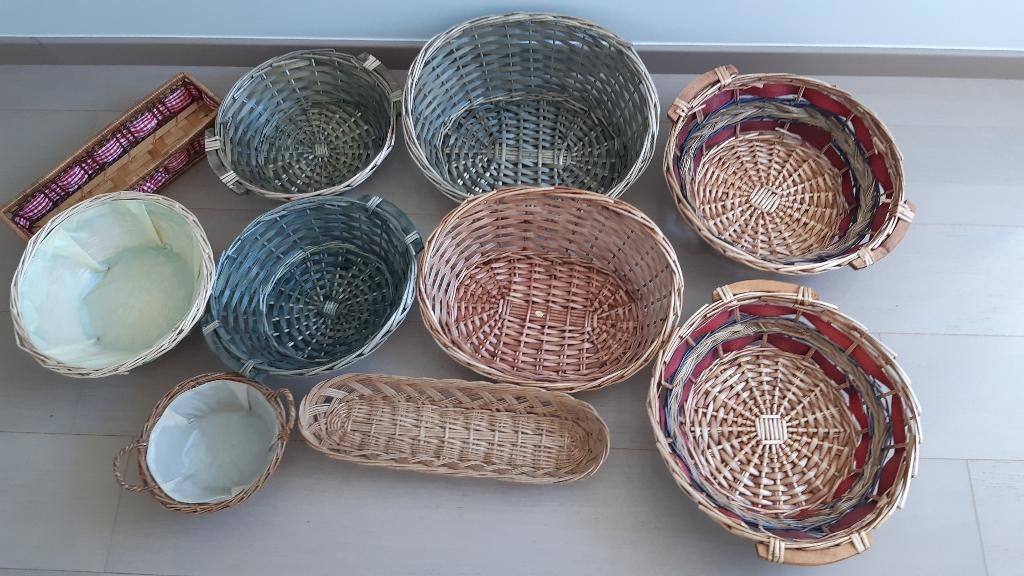 10 rieten manden, Huis en Inrichting, Woonaccessoires | Schalen en Manden, Ophalen, Mand, Zo goed als nieuw, Riet
