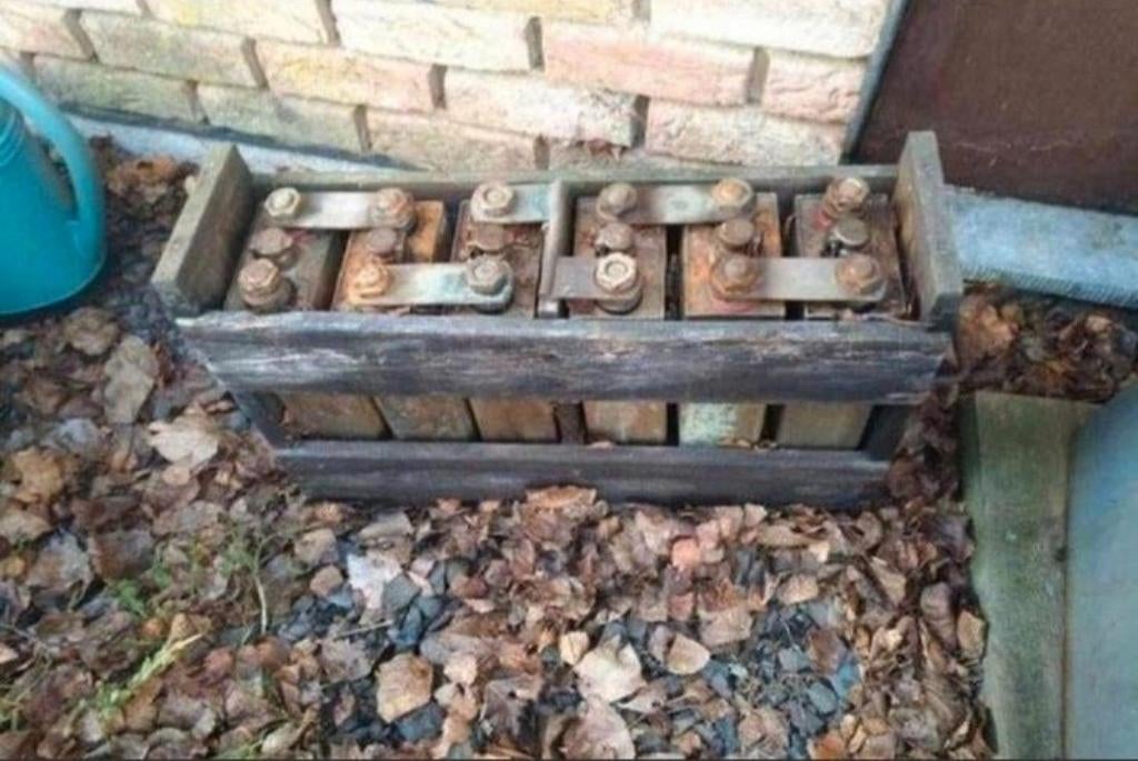 très ancienne batterie électrique dans un cageot en bois, Autos : Pièces & Accessoires, Batteries & Accessoires, Enlèvement