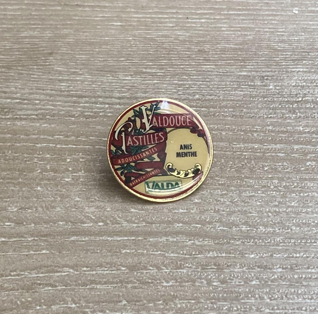 PIN - VALDA - VALDOUCE PASTILLES - ANIS - MENTHE - MUNTJES, Collections, Envoi, Utilisé, Marque, Insigne ou Pin's