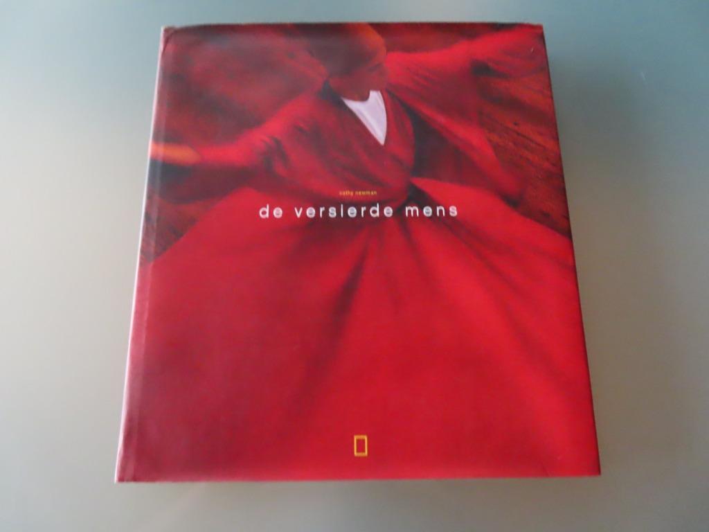 De Versierde Mens – Cathy Newman National Geographic, Ophalen of Verzenden, Gelezen, Mode algemeen, Cathy Newman