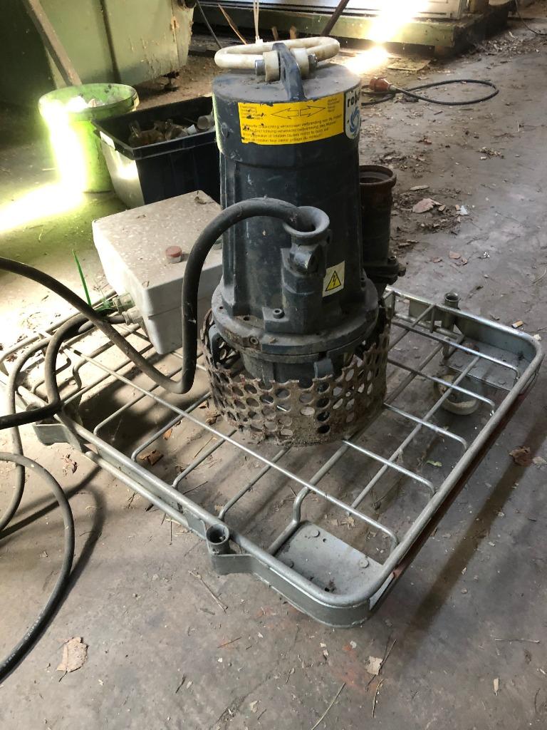 groot debietpomp ,ROBOT 47kg twee traps(20meter), Ophalen, Zo goed als nieuw, Elektrisch, Dompelpomp
