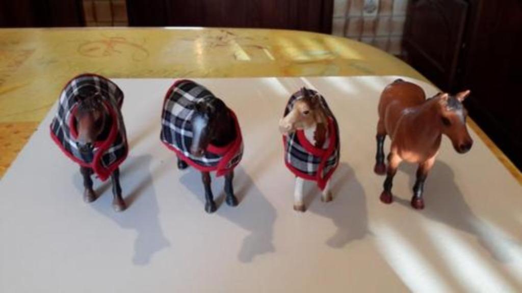 4 chevaux SCHLEICH + 3 couvertures pour protection dos. 13 €, Enlèvement, Utilisé