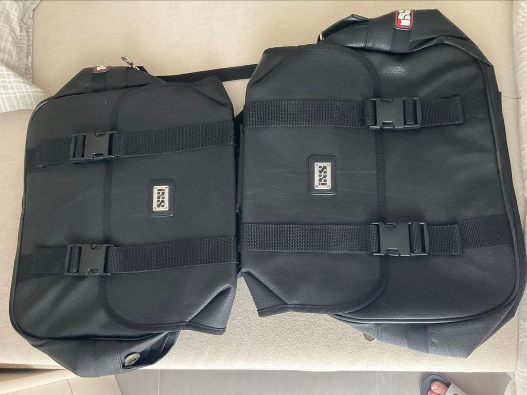 Twee lederen motor tassen van het merk IXS, Ophalen, Zo goed als nieuw