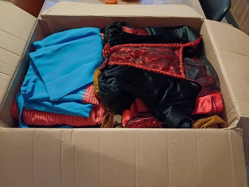 Doos vol verkleedkledij, Kinderen en Baby's, Carnavalskleding en Verkleedspullen, Ophalen, Gebruikt