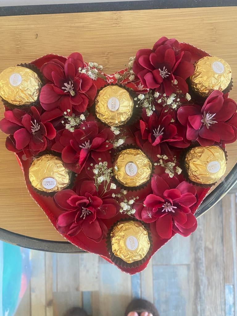 Hart gemaakt van Rocher-snoepjes kunst en gedroge bloemen, Diversen, Ophalen, Nieuw