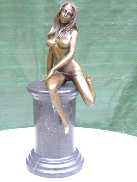 femme nue au string rouge en bronze signé, MAVCHI, Enlèvement ou Envoi, Bronze