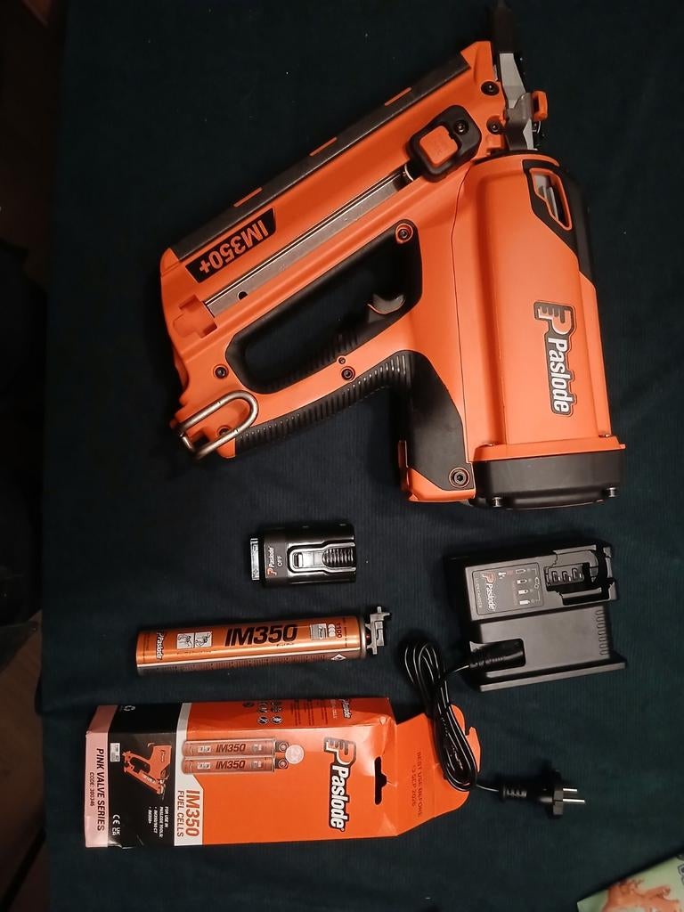 Paslode IM350+ tacker op accu en gas, Ophalen