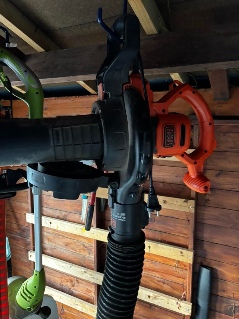 Bladblazer Black & Decker, Tuin en Terras, Ophalen, Zo goed als nieuw, Met opvangzak
