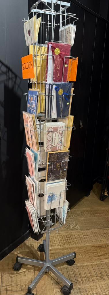 Wenskaarten display op wieltjes, Ophalen, Zo goed als nieuw