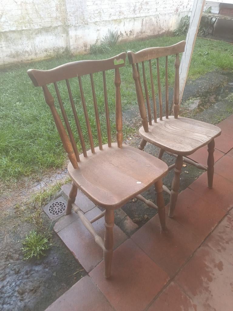 4 chaises de café anciennes en bois identiques en bon état, Enlèvement