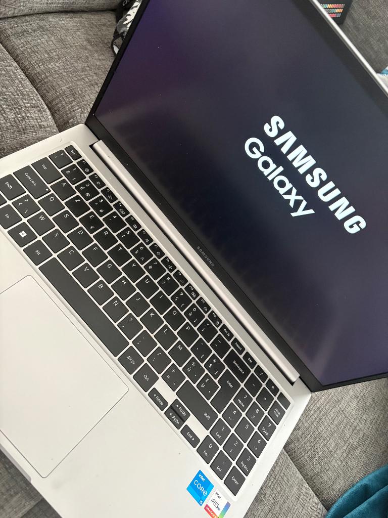 Samsung Laptop Intel i5, Computers en Software, Ophalen, 8 GB, Minder dan 2 Ghz, Zo goed als nieuw