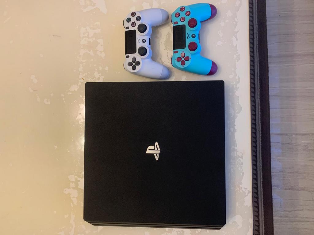 Ps4 Pro, Games en Spelcomputers, Ophalen, Met games, Met 2 controllers, Zo goed als nieuw