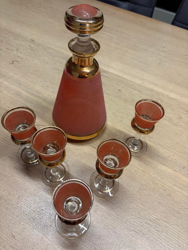 Karaf met glaasjes, Ophalen